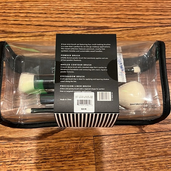 Saks fifth Ave travel makeup brush set new! - Picture 2 of 3